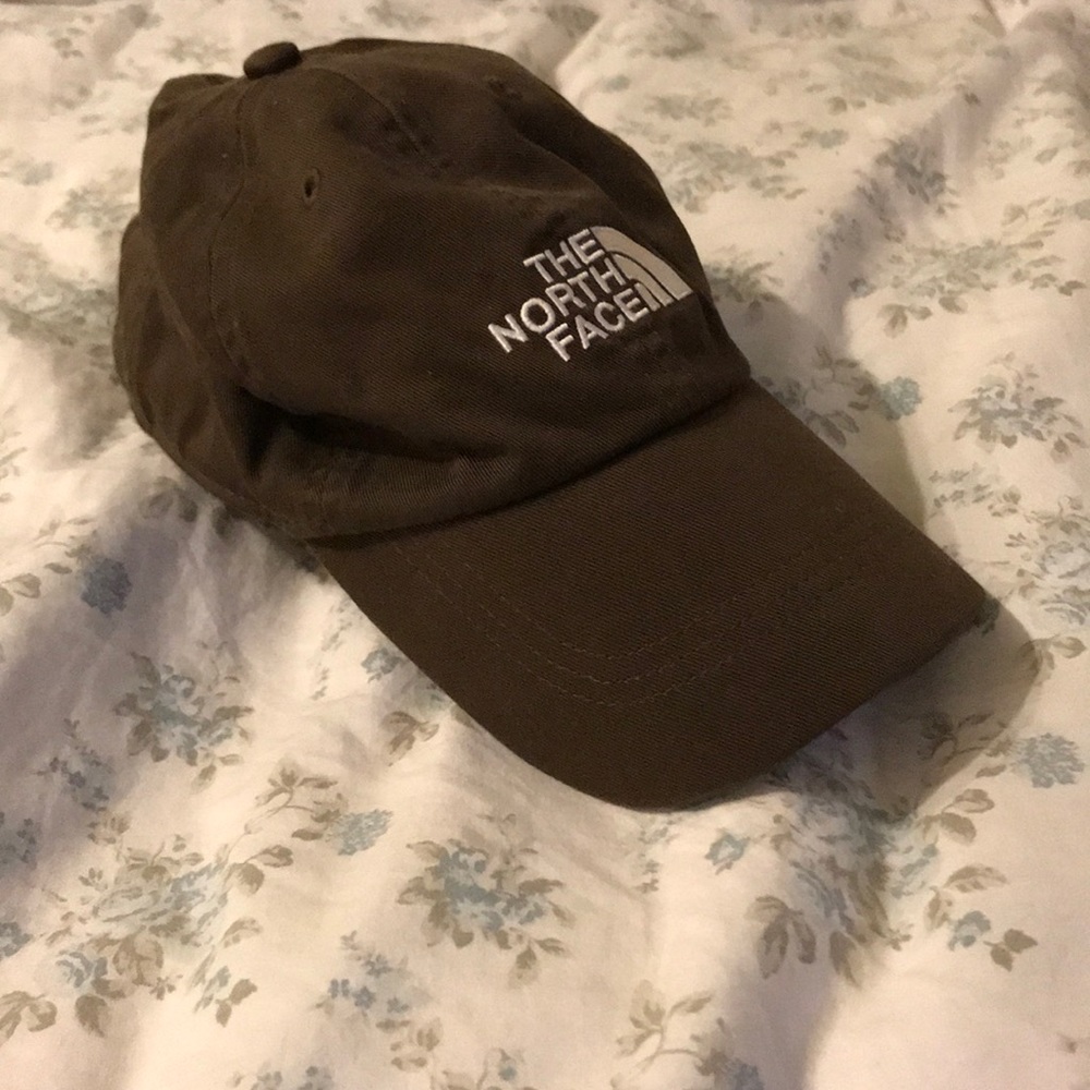 Women’s north face baseball hat!